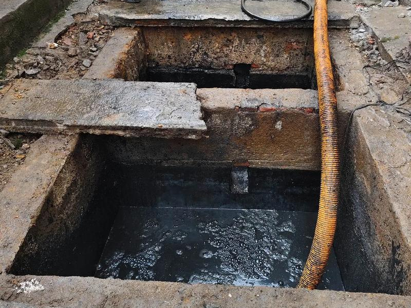 栖化新村清理化粪池